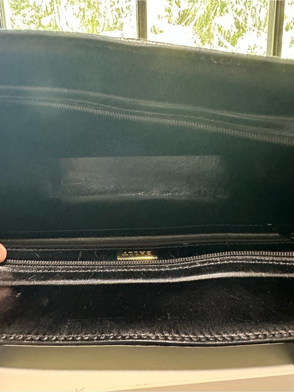 Bally Black Leather Shoulder Bag with Gold Logo Vintage leather made in Italy - Picture 8 of 9